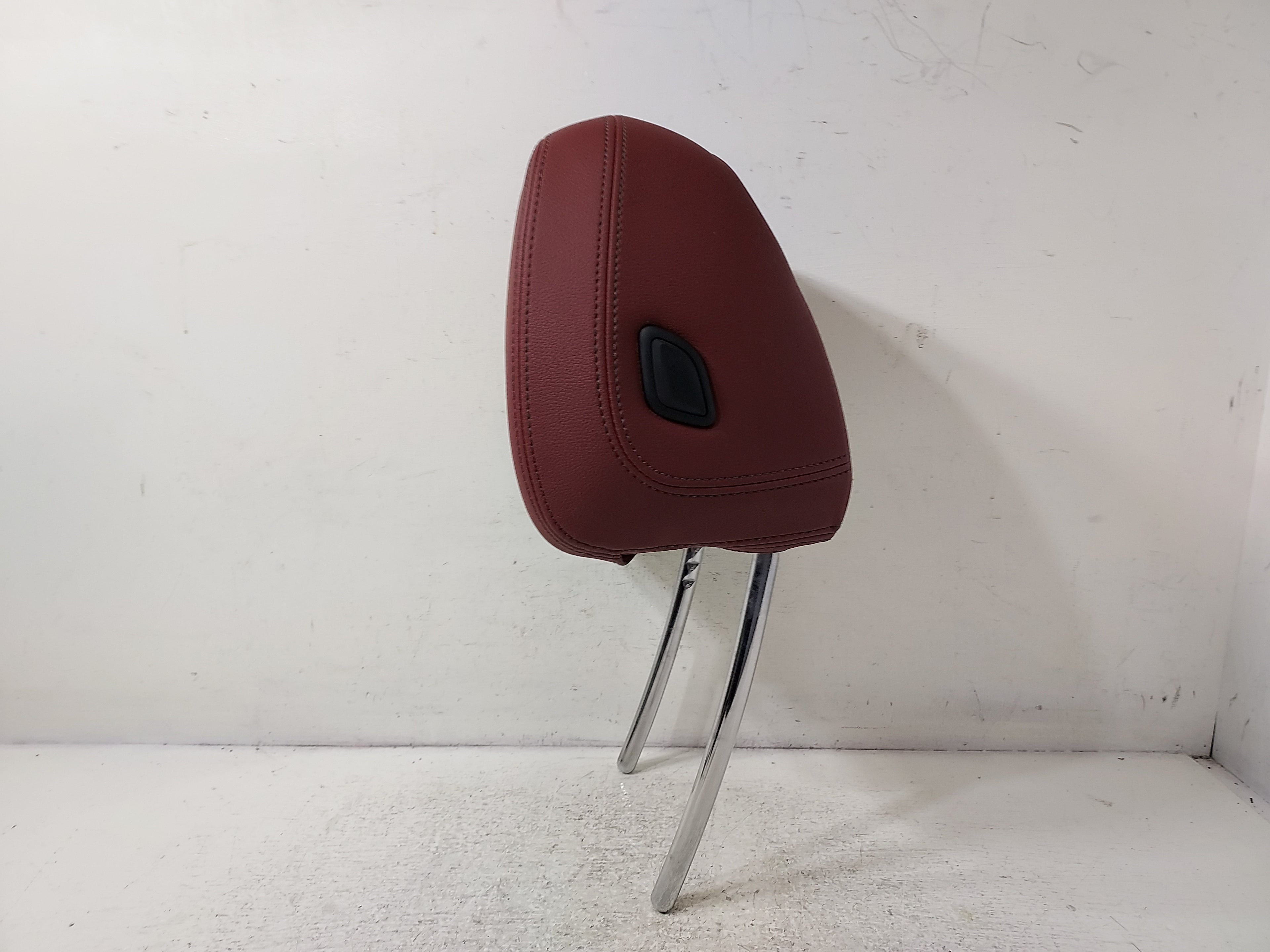 Pre-Owned BMW X3 Front Passenger Headrest D755