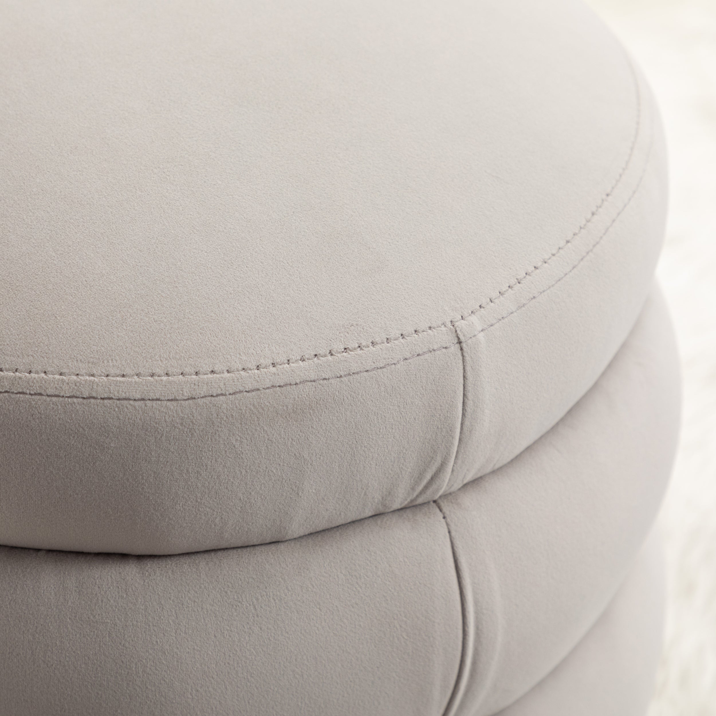 Gray Velvet Tufted Ottoman I10910